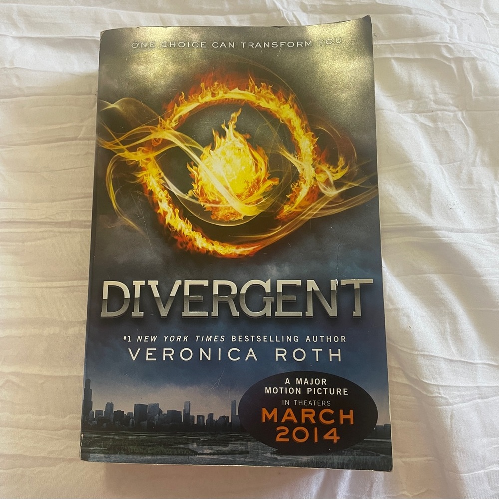 DIVERGENT by Veronica Roth